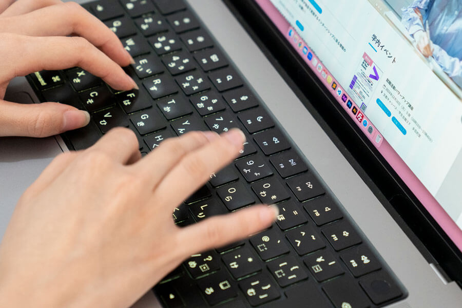 サイト制作を行っている手元